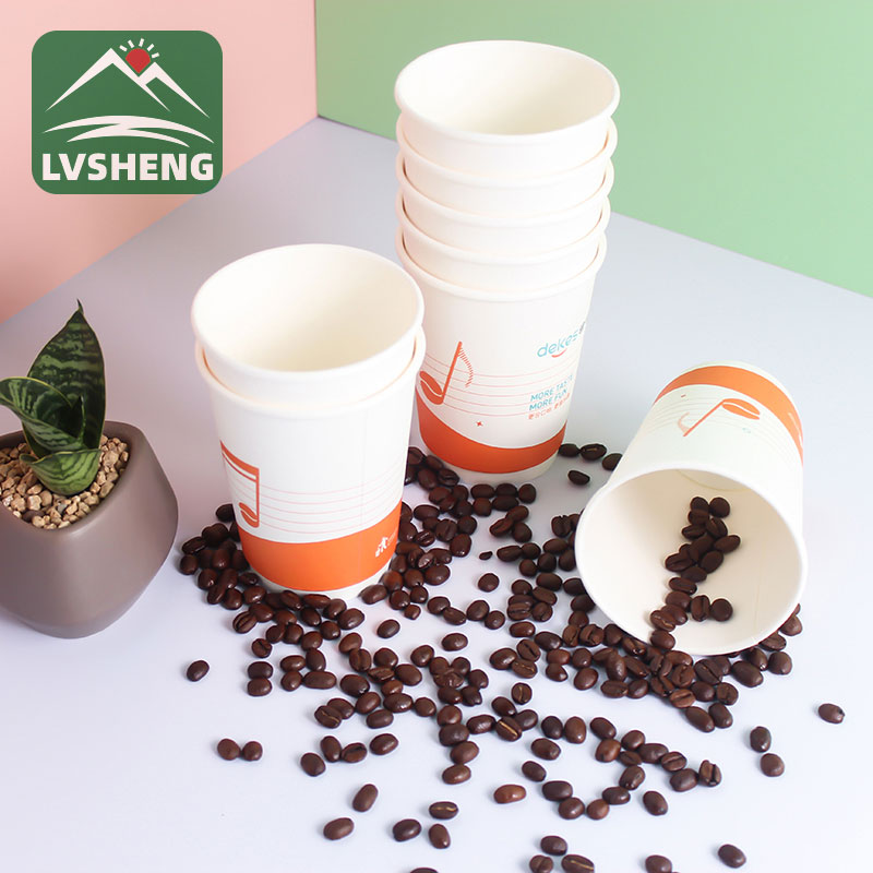 Tasses de cafè únic a la paret